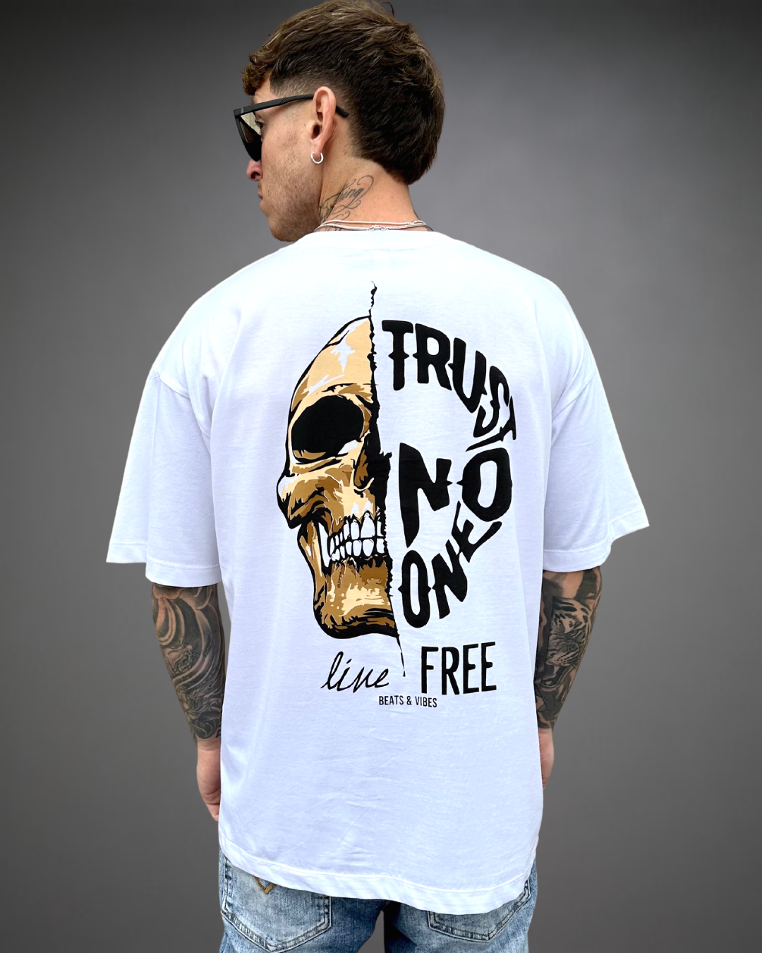 Polo Hombre Oversize Trust No One - Blanco