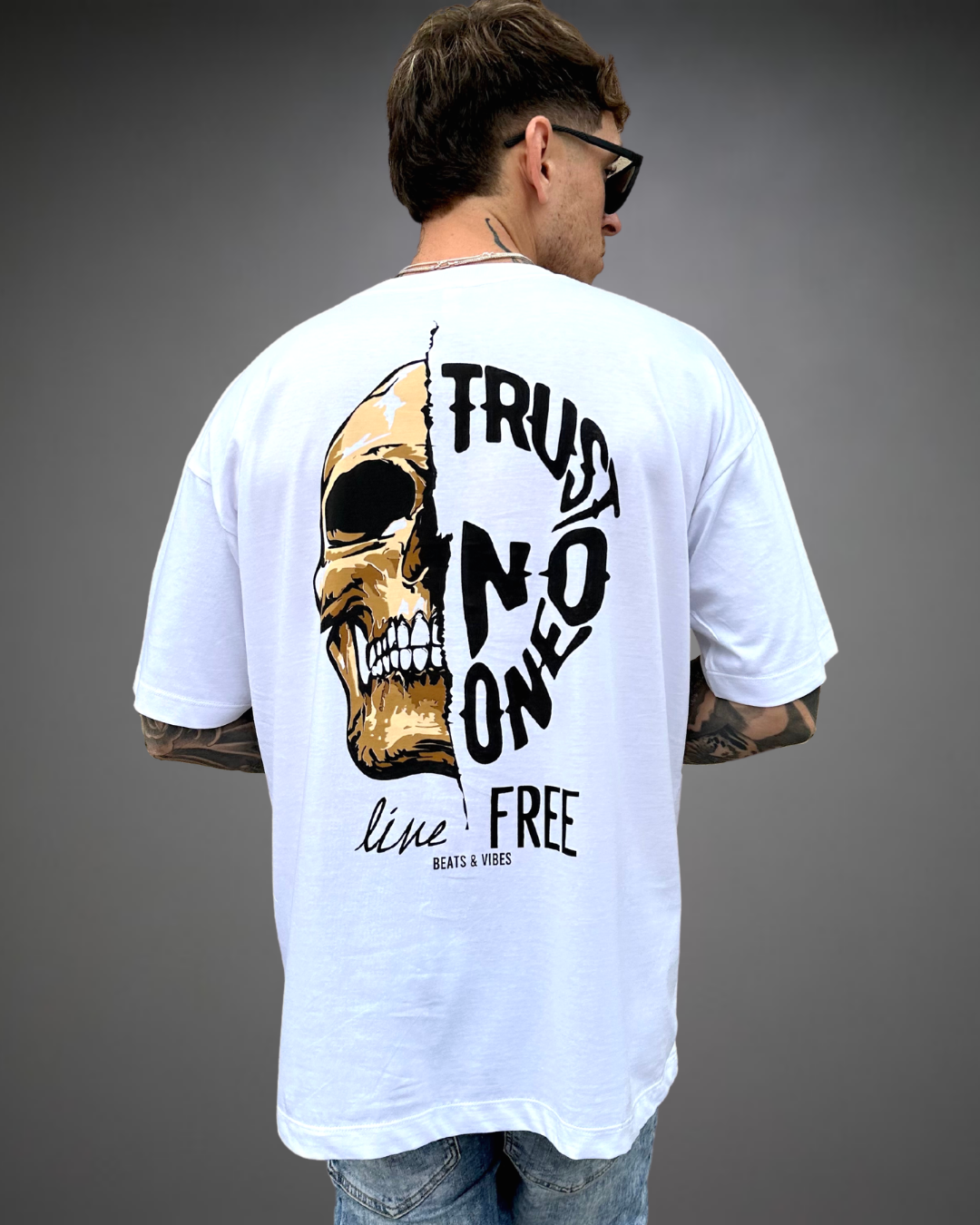 Polo Hombre Oversize Trust No One - Blanco