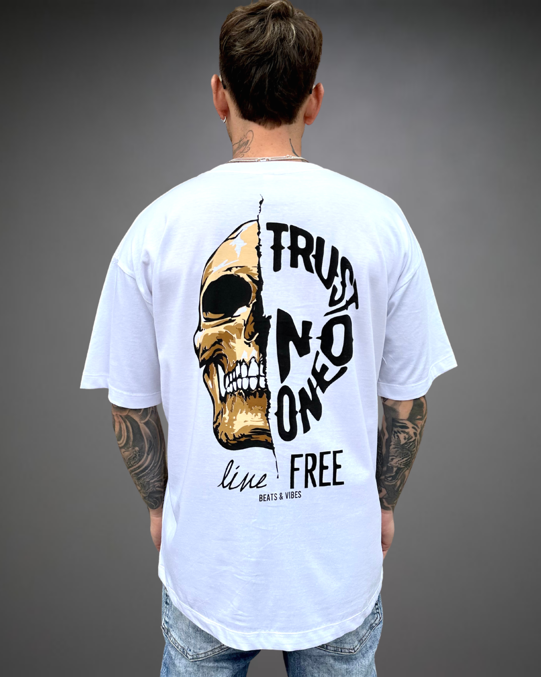 Polo Hombre Oversize Trust No One - Blanco