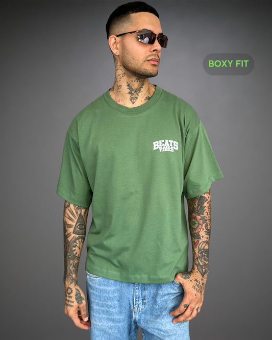 Polo Hombre Boxy Fit Beats Tribute - Verde