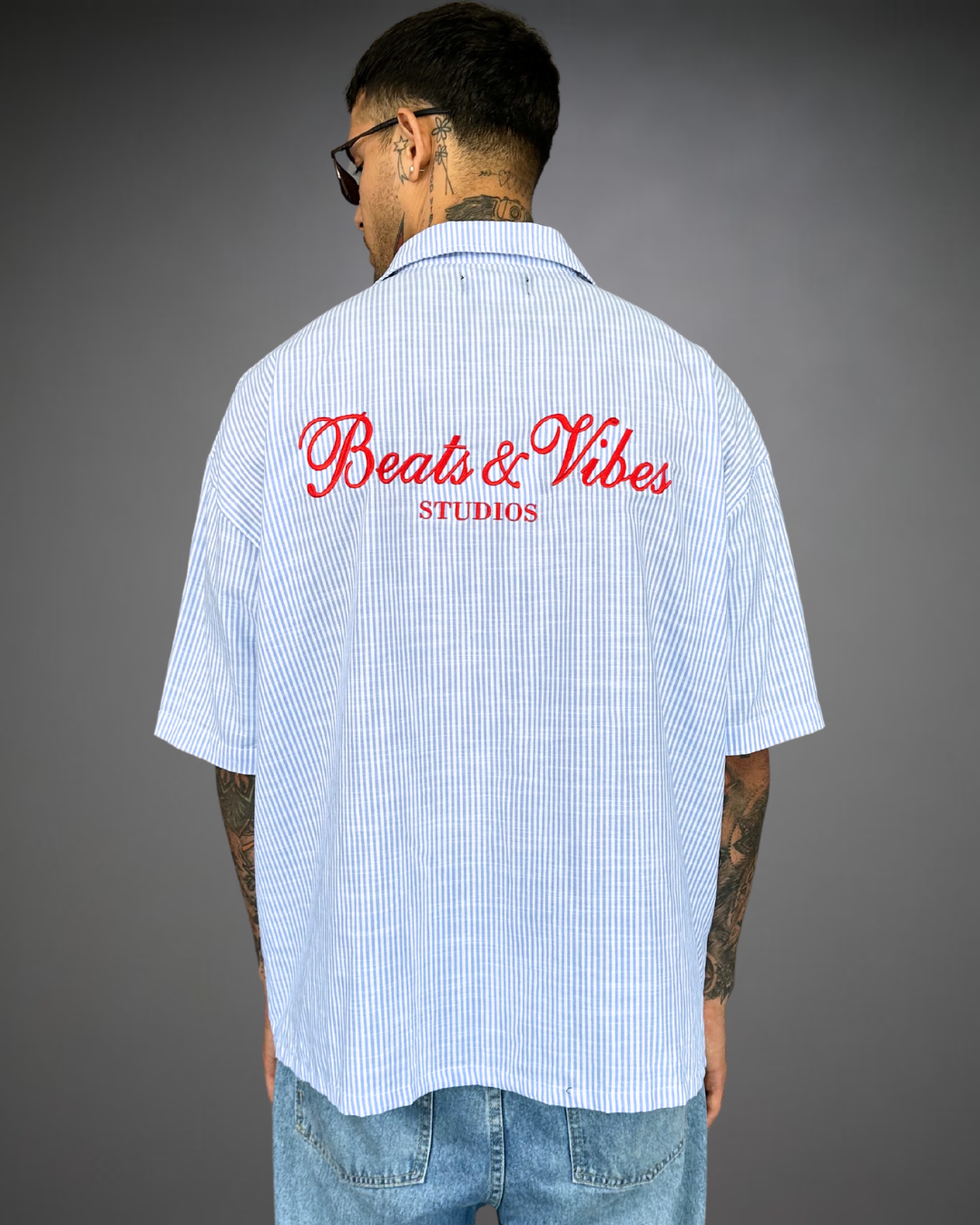 Camisa Hombre Bordado Oversize Beats STUDIOS- Raya Blanco/Celeste