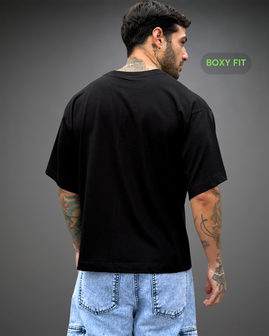 Polo Hombre Boxy Fit Rounded Tribe Neck - Negro