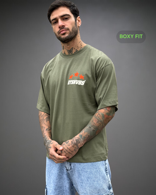 Polo Hombre Boxy Fit BTSNVBS Stars - Verde