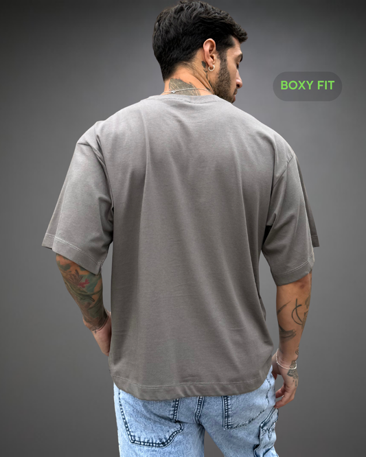 Polo Hombre Boxy Fit Rounded Tribe Neck 2.0 - Plomo