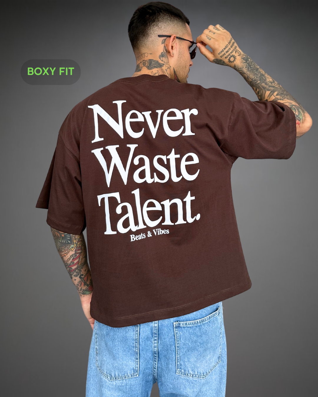 Polo Hombre Boxy Fit Never Waste Talent - Marròn