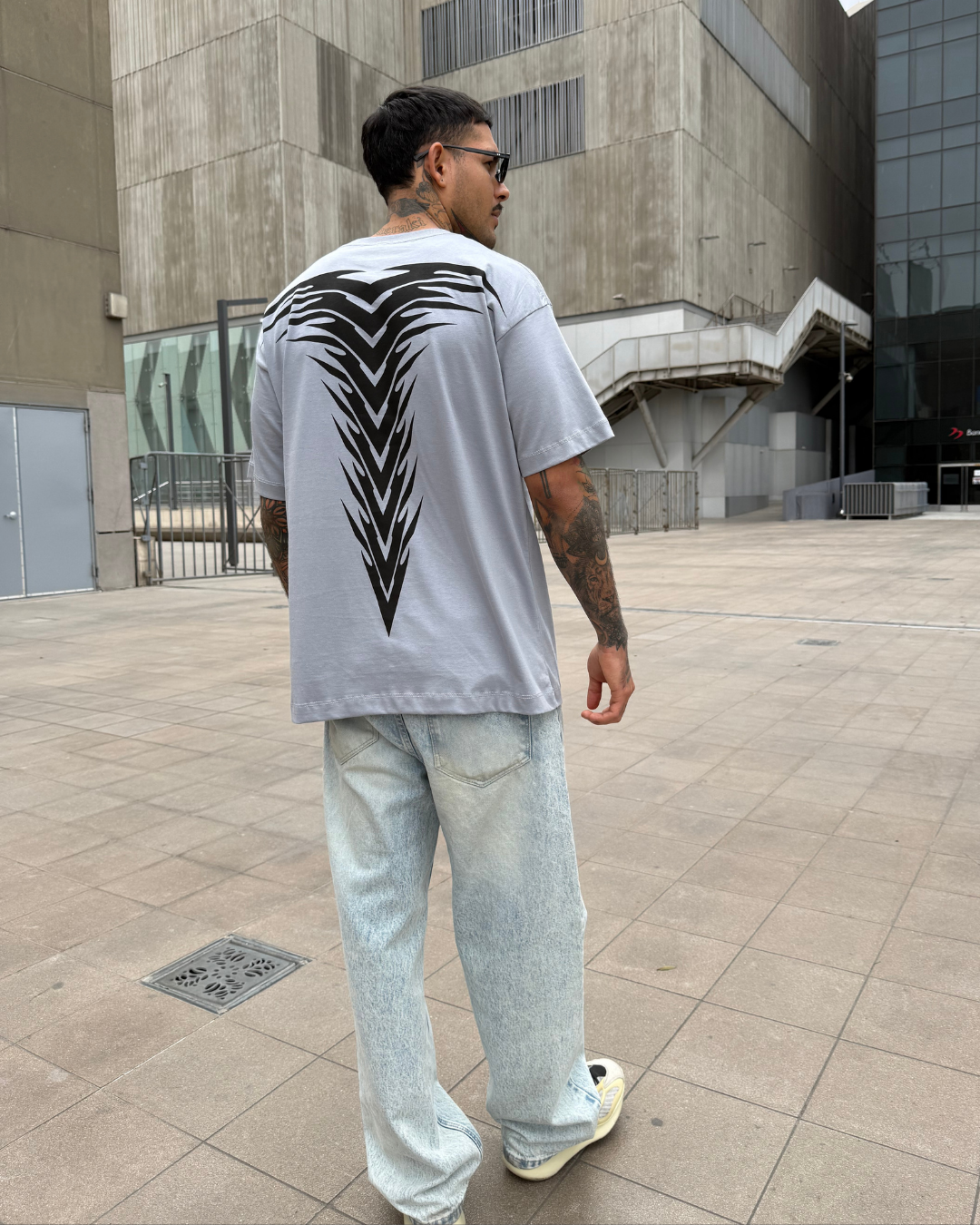 Polo Hombre Oversize Alien Back - Plata