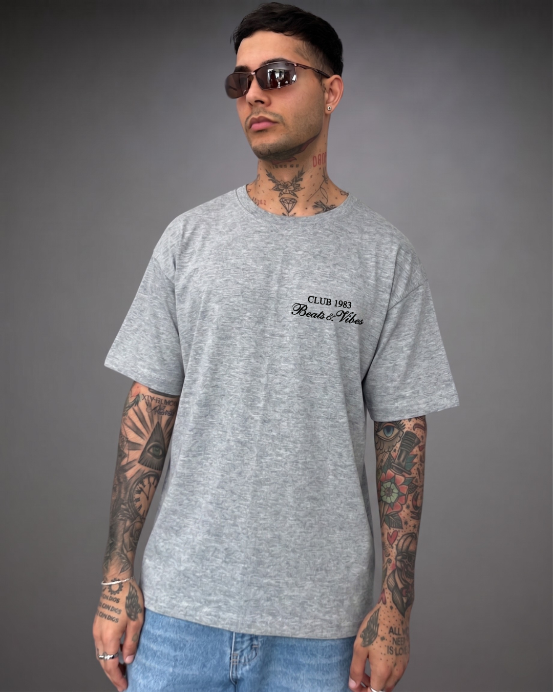 Polo Hombre Oversize Club 1983 - Gris