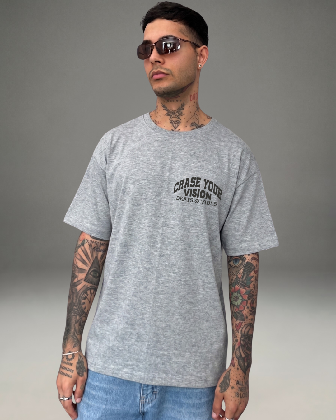 Polo Hombre Oversize Chase Your Vision - Gris