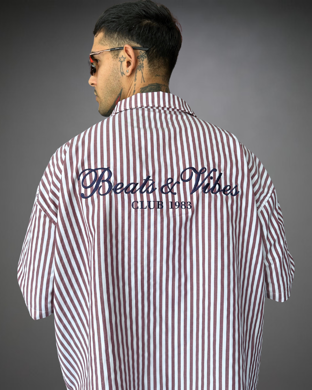 Camisa Hombre Bordado Oversize Beats & Vibes - Blanco/Borgoña