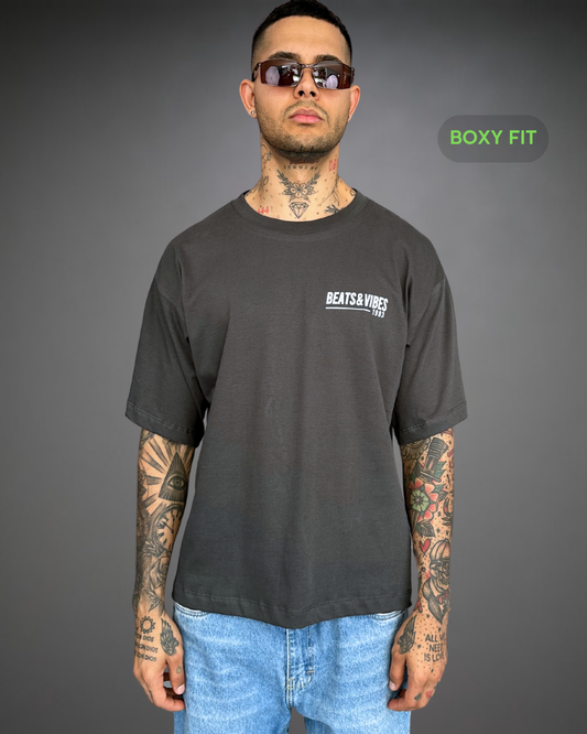 Polo Hombre Boxy Fit Seek The Positive - Plomo