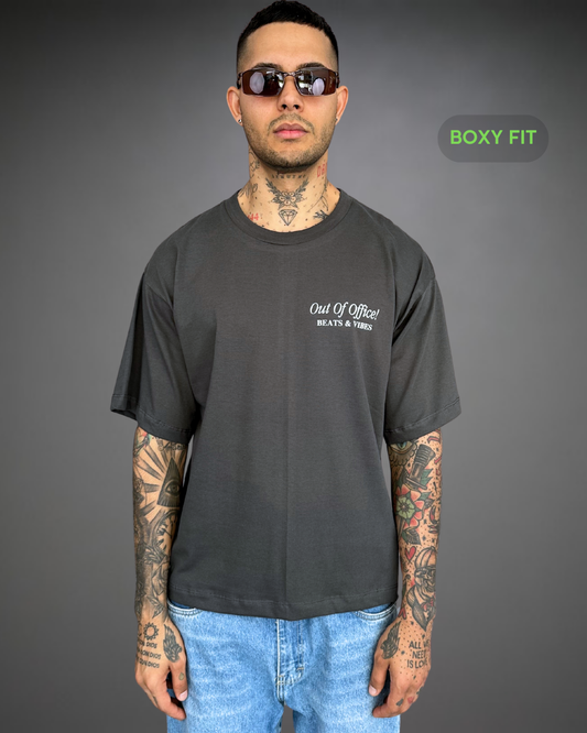 Polo Hombre Boxy Fit Out Of Office - Plomo