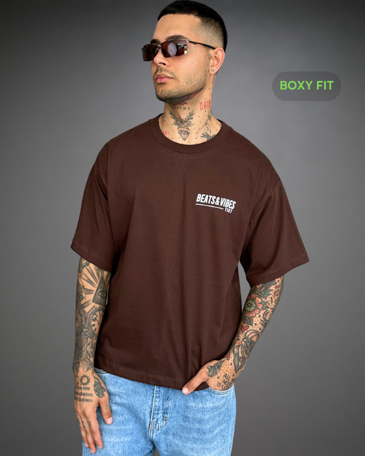 Polo Hombre Boxy Seek The Positive - Marròn