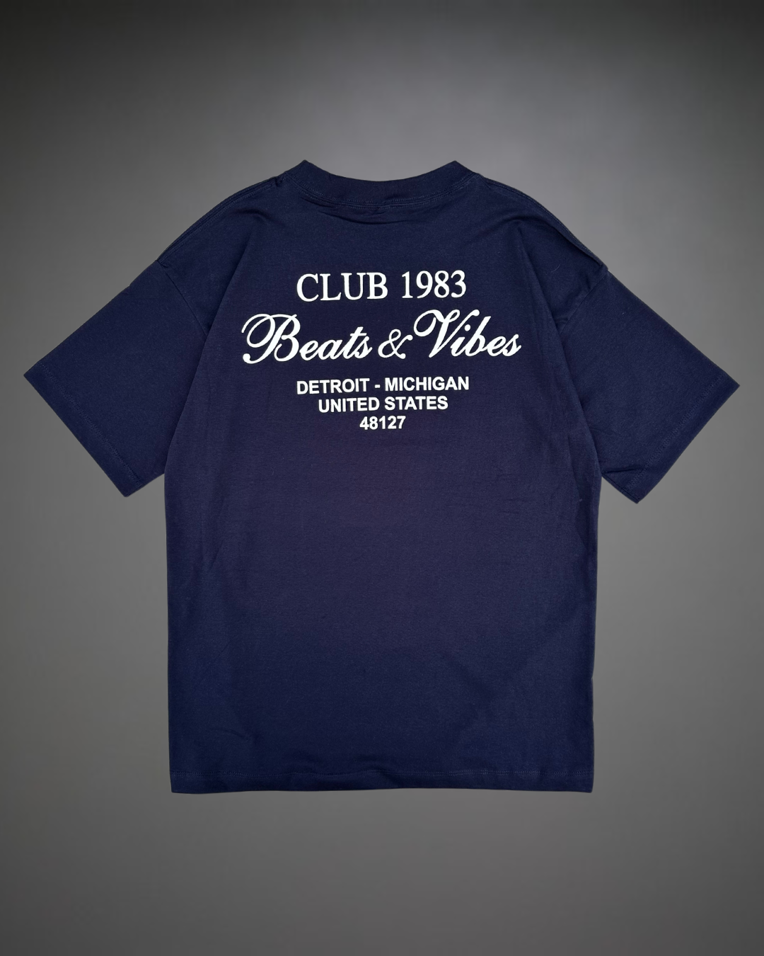 Polo Hombre Oversize Club Beats 1983 - Azul Noche