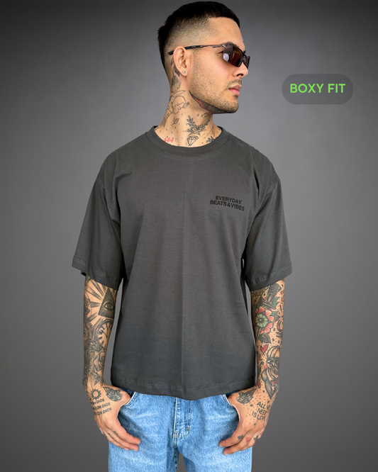 Polo Hombre Boxy Fit Beats Everyday - Plomo