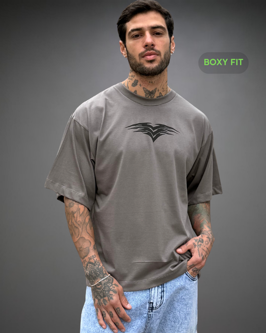 Polo Hombre Boxy Fit The Spine Print - Plomo