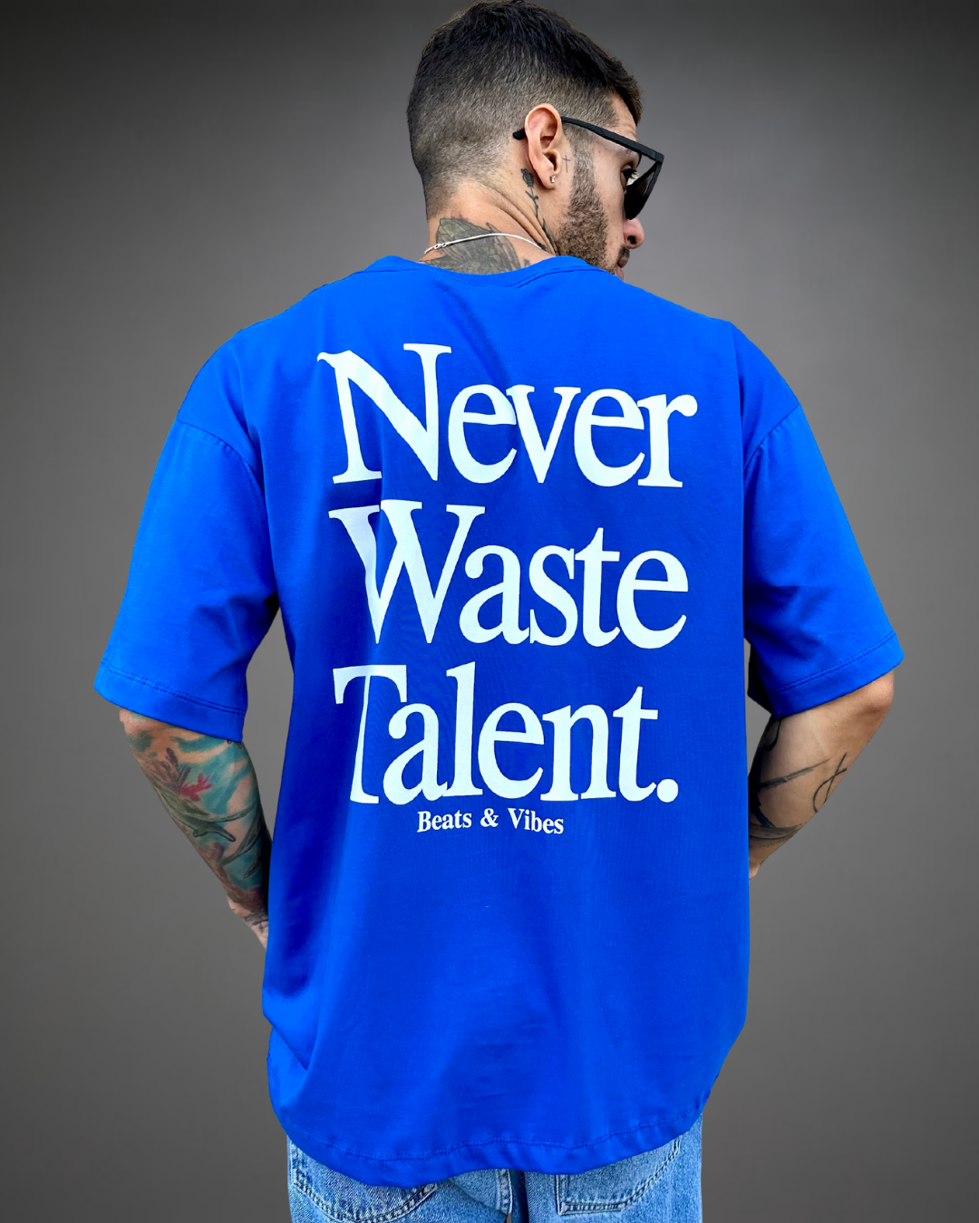 Polo Hombre Oversize Never Waste Talent - Azul