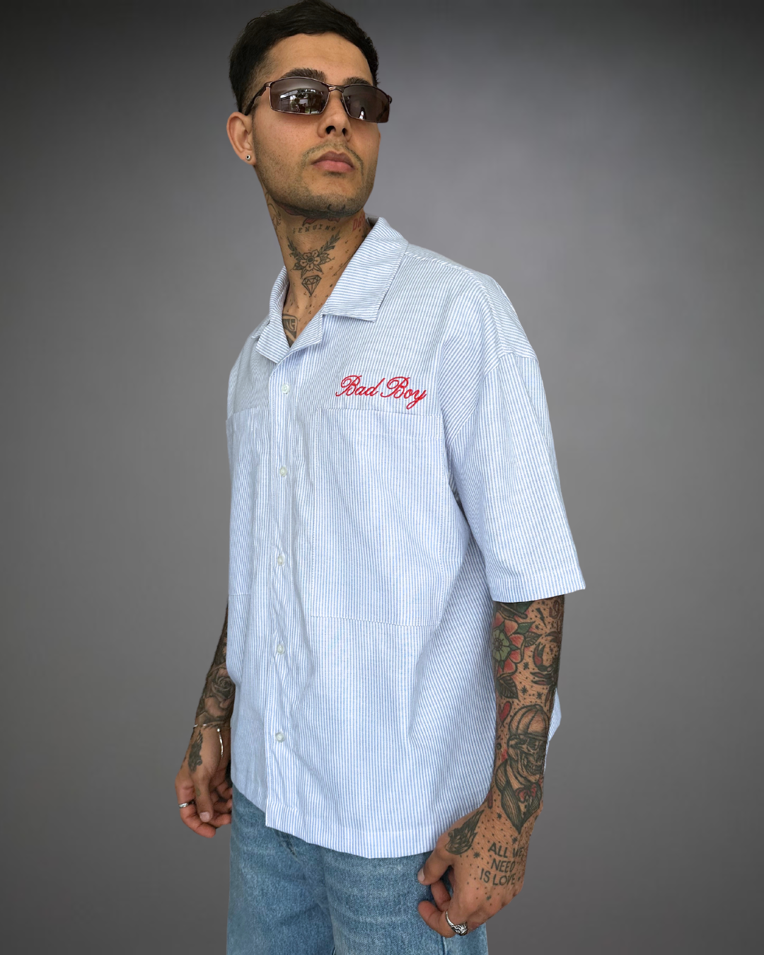 Camisa Hombre Bordado Oversize Bad Boy - Raya Blanco/Celeste