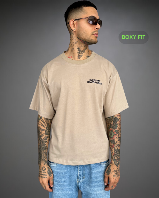 Polo Hombre Boxy Fit Beats Everyday - Arena Oscuro
