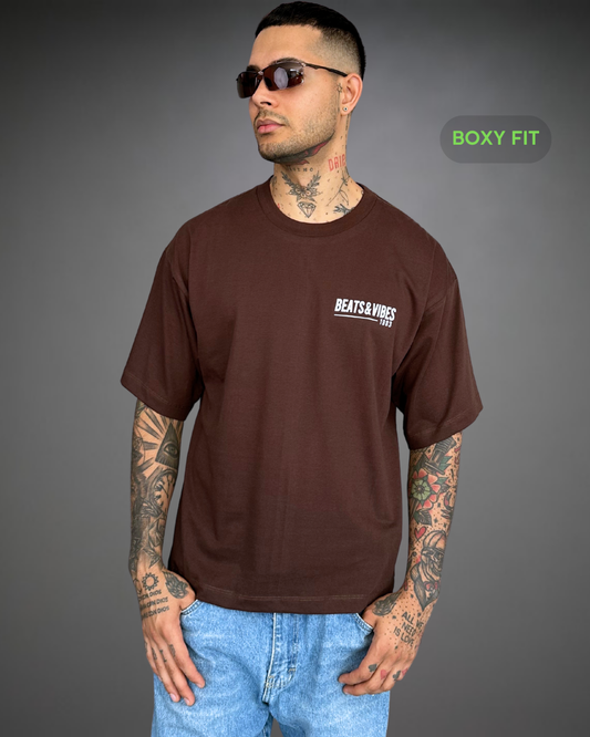 Polo Hombre Boxy Fit Never Waste Talent - Marròn