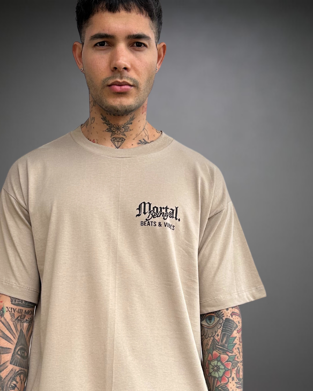 Polo Hombre Oversize Mortal Being - Arena Oscuro