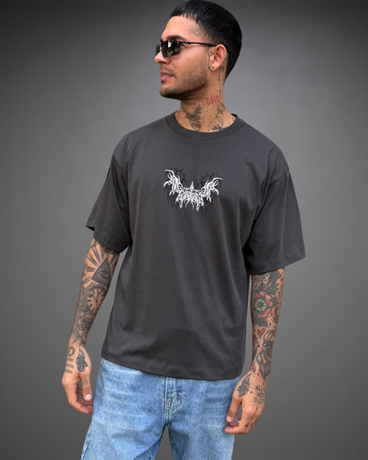 Polo Hombre Boxy Fit Demon 2.0 - Plomo