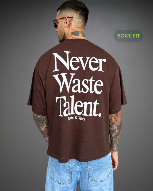 Polo Hombre Boxy Fit Never Waste Talent - Marròn