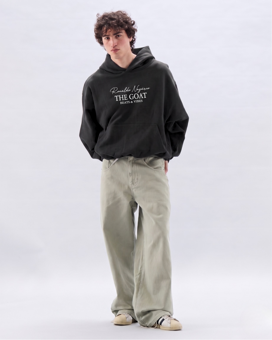 Hoodie "Ronaldo THE GOAT" – Edición Campeón del Mundo / Negro