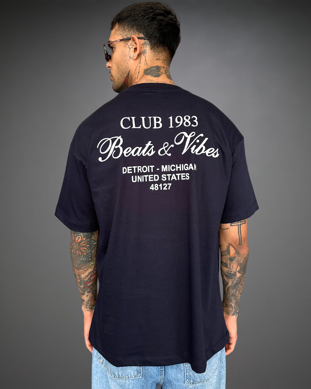 Polo Hombre Oversize Club Beats 1983 - Azul Noche