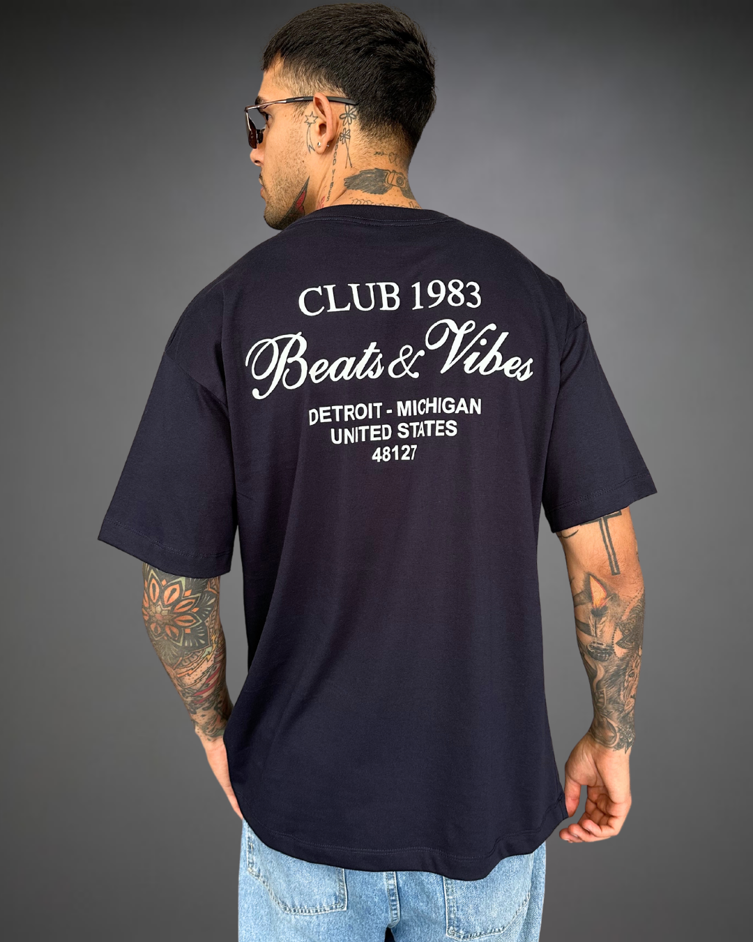 Polo Hombre Oversize Club Beats 1983 - Azul Noche