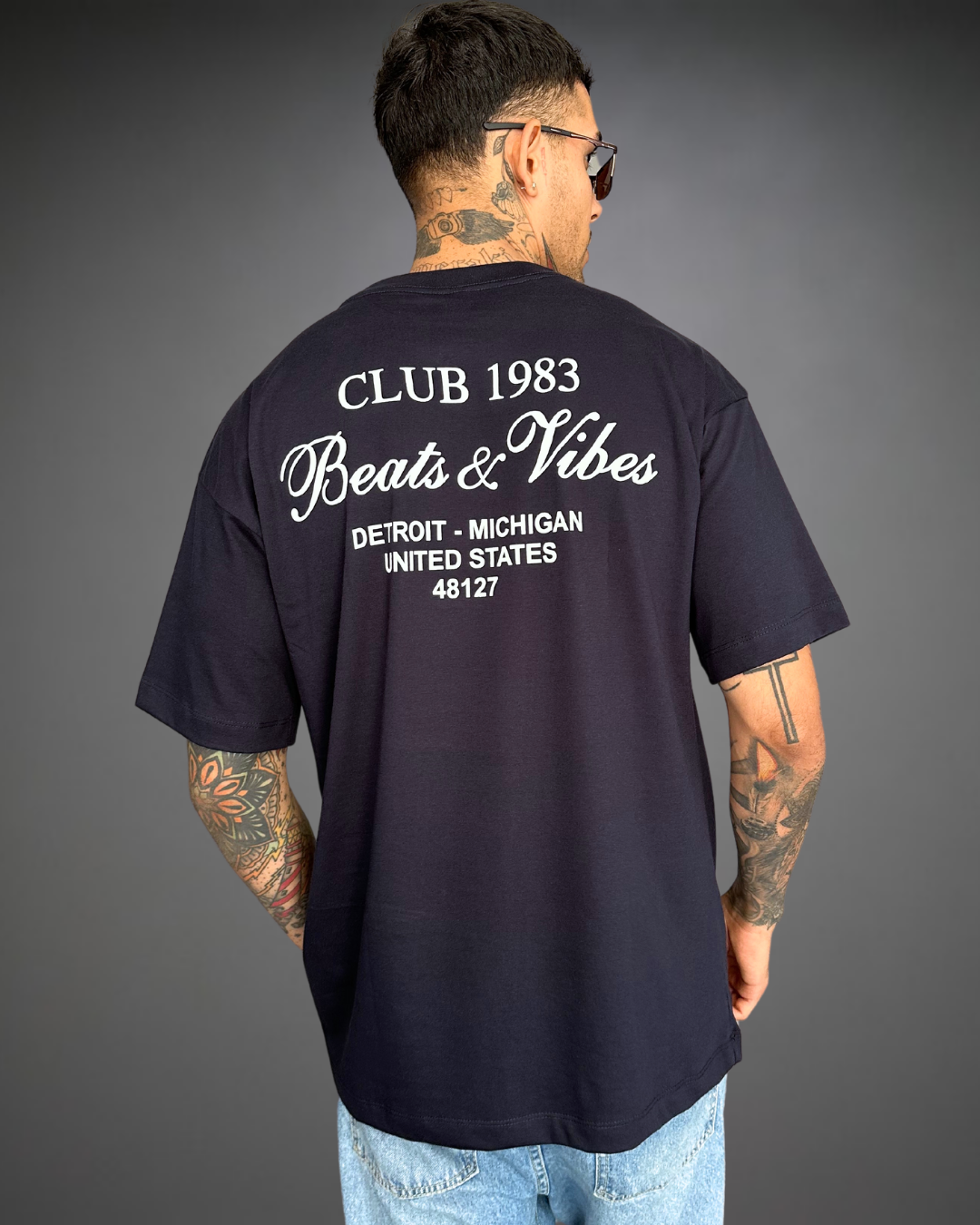 Polo Hombre Oversize Club Beats 1983 - Azul Noche