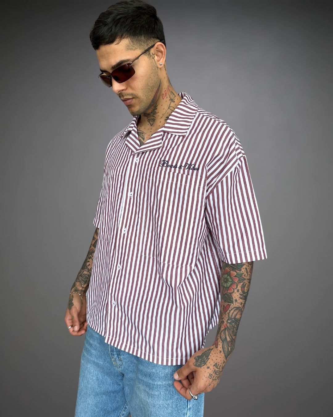 Camisa Hombre Bordado Oversize Beats & Vibes - Blanco/Borgoña