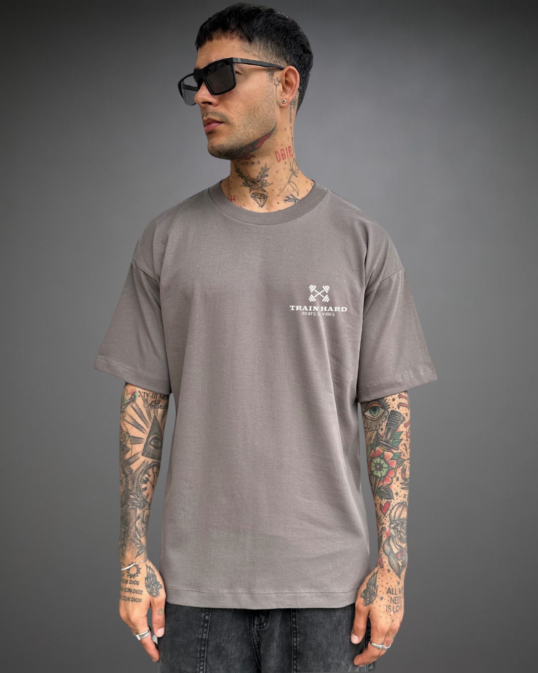 Polo Hombre Oversize Beats Train Hard - Gris