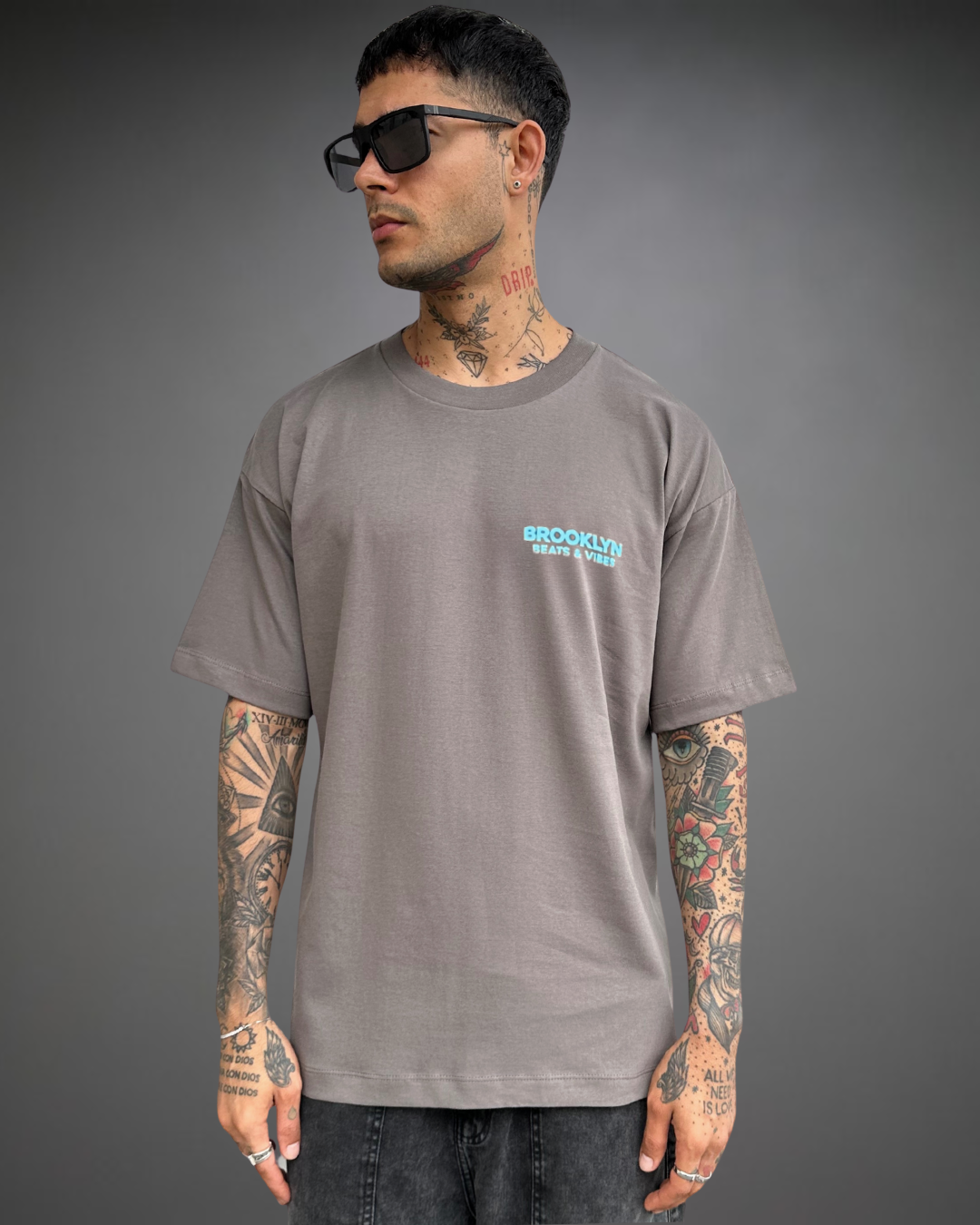 Polo Hombre Oversize Brooklyn District - Gris