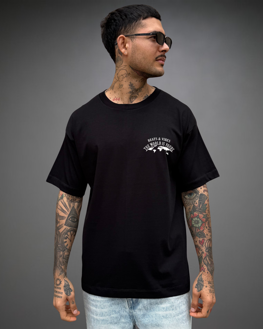 Polo Hombre Oversize The World iS Yours - Negro