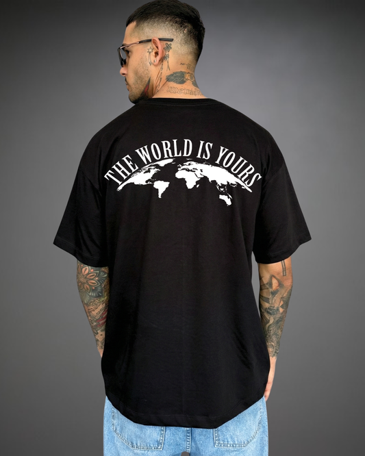 Polo Hombre Oversize The World iS Yours - Negro