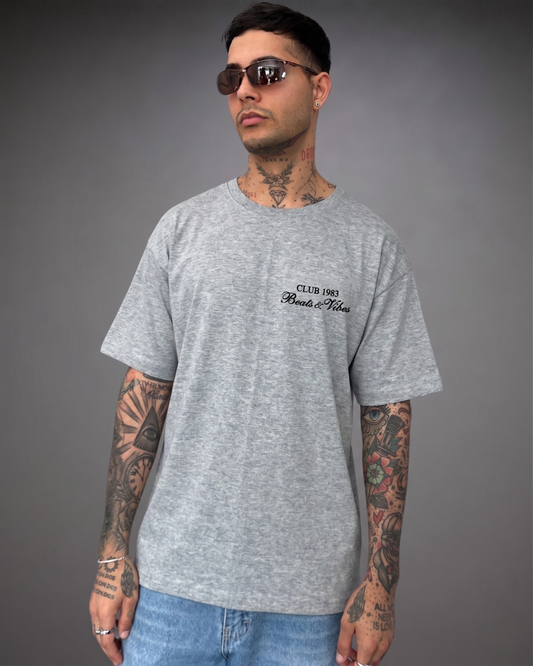 Polo Hombre Oversize Club 1983 - Gris