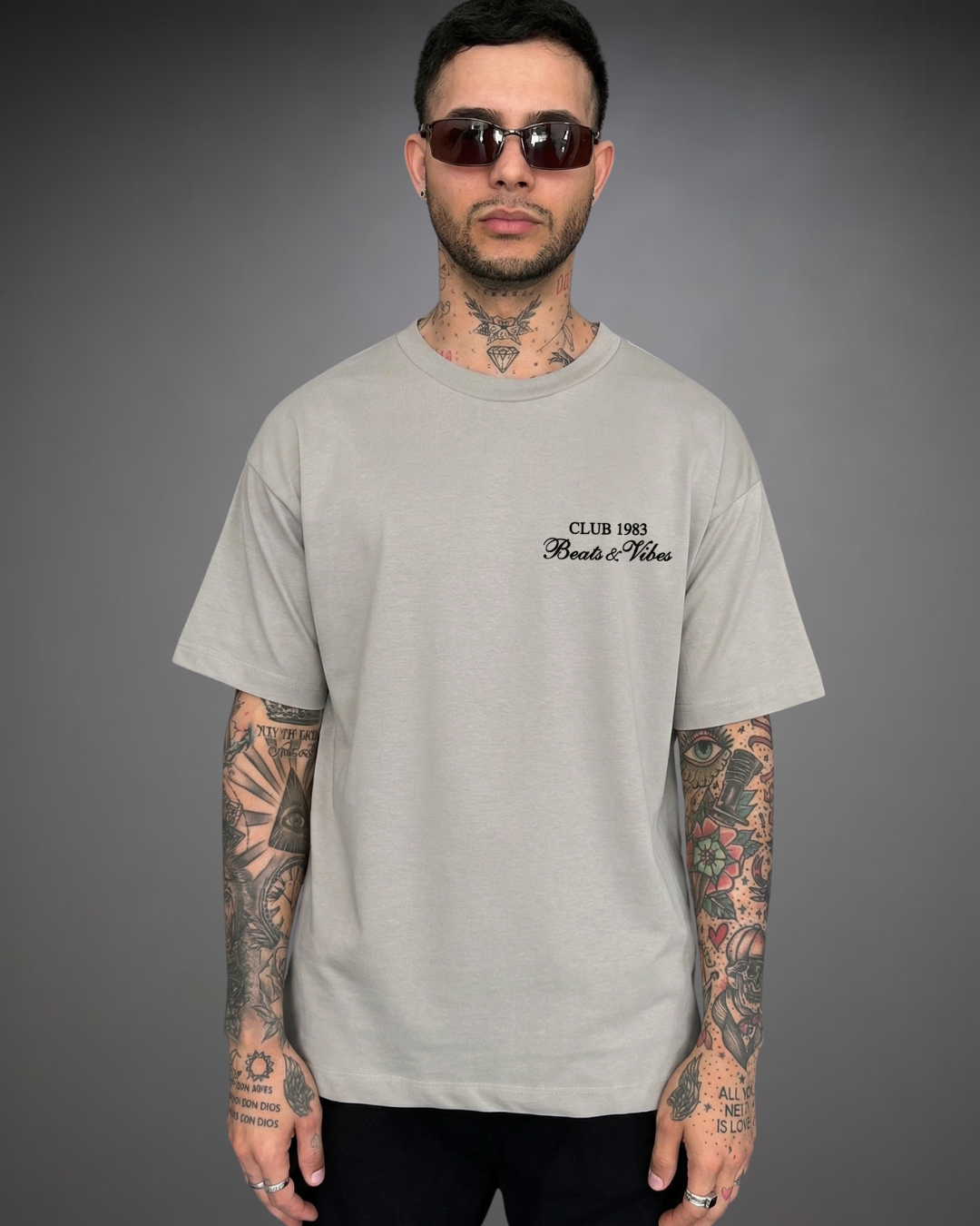 Polo Hombre Oversize Club Beats 1983 - Gris