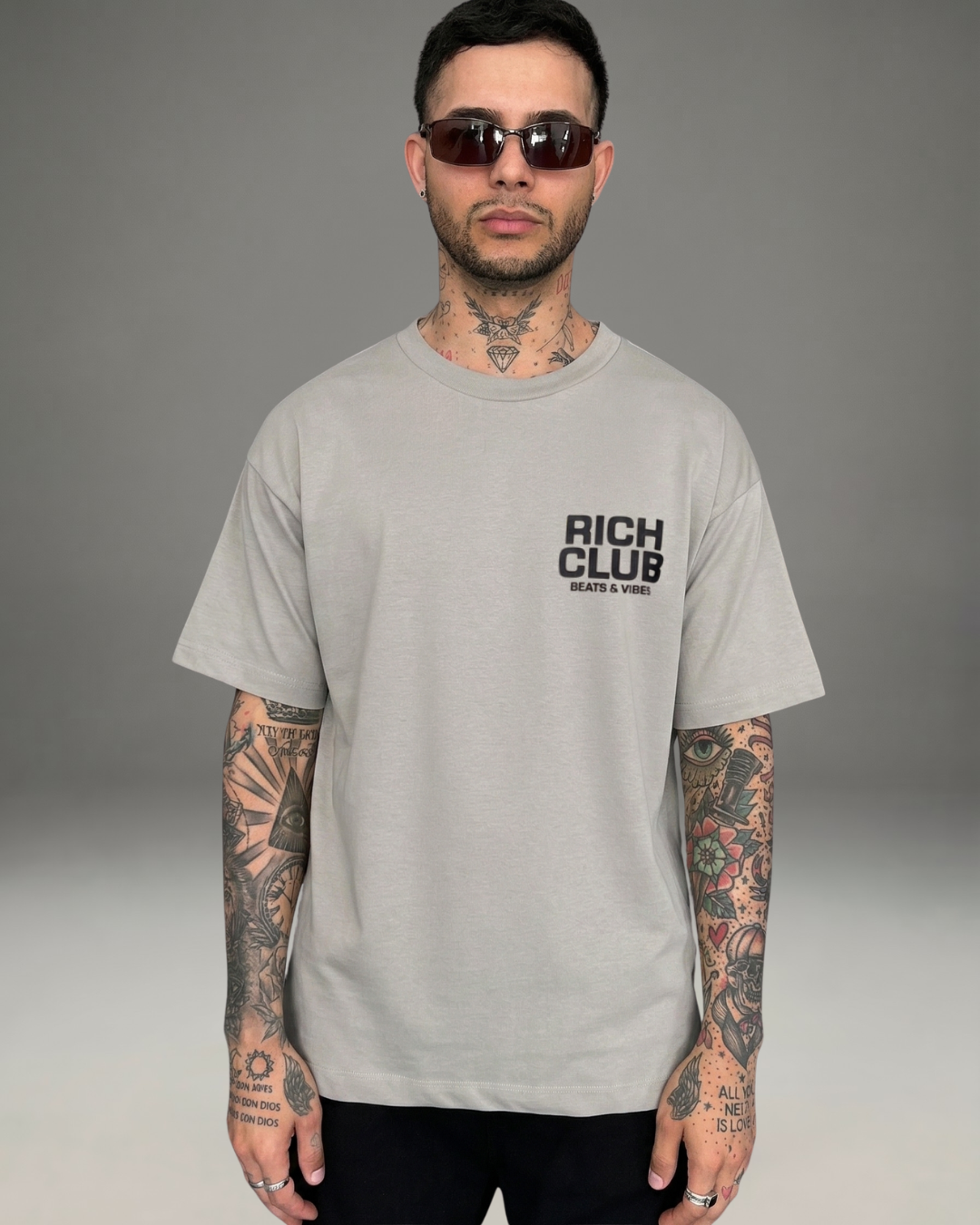 Polo Hombre Oversize Rich Club - Gris
